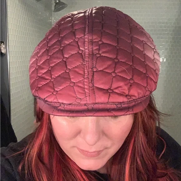 Quilted ombré distressed Burgundy Cap made of puffer like material - Picture 5 of 8